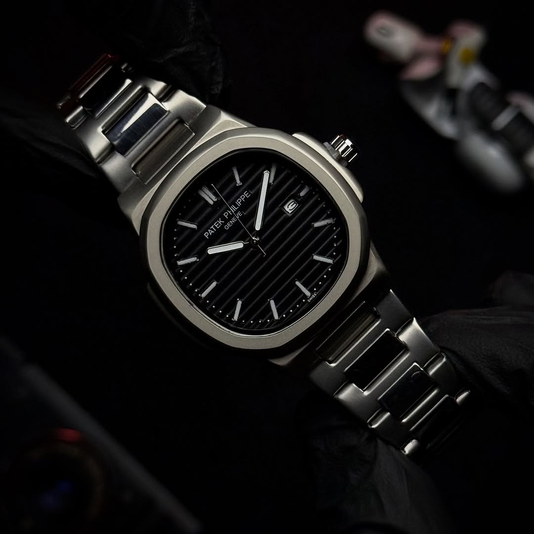 ساعة Patek Philippe Stainless Steel with Date Display سيلفر لون ميناء ابيض_اسود_اخضر_كحلي_زهري